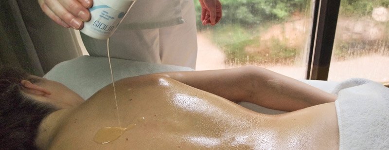 Masaje relax con aceite de pepita de uva